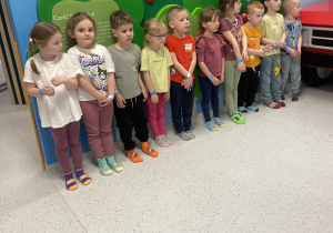 Chłopcy i dziewczynki z grupy Motylki w sadzie w Smart Kids Planet.