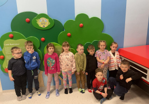 Część grupy Motylki na tle zielonych drzew jabłkowych w Smart Kids Planet.
