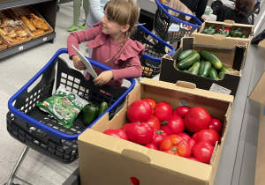 Dziewczynki podczas zakupów w Smart Kids.