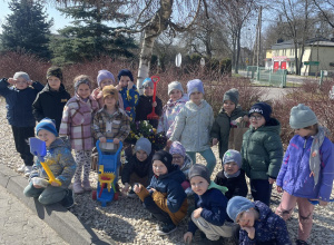Grupa Motylki pozuje do zdjęcia pod brzozą na terenie przedszkola.