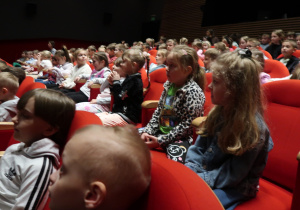 Dzieci w Teatrze Lalek "Arlekin".