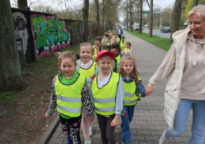 Dzieci z grupy Krasnale idą do ZOO.