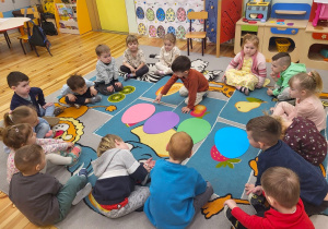 Dzieci z grupy Pszczółki rozpoznają kolory i przeliczają pisanki.