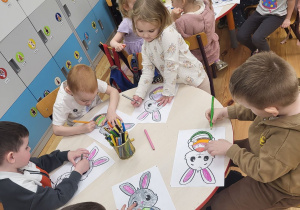Przedszkolaki wykonują prace plastyczną ‘’Zając’’.
