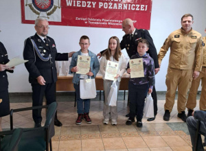 Grupa uczniów z nagrodami.