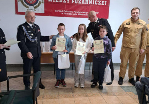 Grupa uczniów z nagrodami.