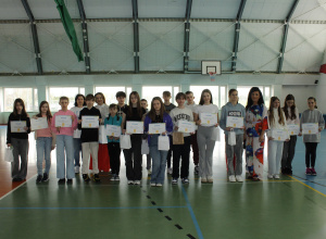 Wręczenie nagród w hali sportowej w obecności dyrektora szkoły oraz organizatorów konkursu.