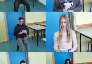 Uczestnicy konkursu podczas czytania tekstu.