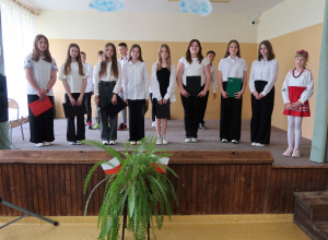 Uczniowie klasy 6 na apelu.