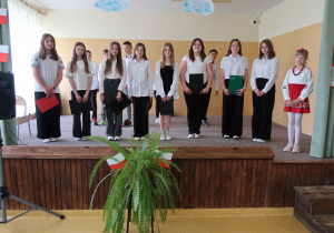 Uczniowie klasy 6 na apelu.