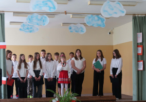 Uczennica wykonuje piosenkę „Płynie Wisła”.