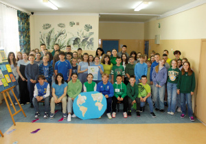 Uczniowie klas 4-8 z Dyrektorem Szkoły i opiekunem Samorządu z okazji Dnia Ziemi.