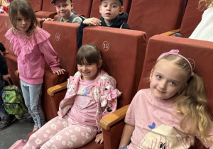 Dzieci z grupy Misie na sali widowiskowej przed przedstawieniem teatralnym.