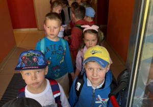 Dzieci z grupy Misie ustawiają się parami do wyjścia po spektaklu.