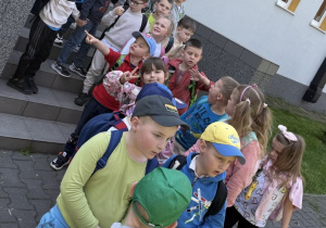 Dzieci z grupy Misie ustawiają się parami przed budynkiem MDK-u w Rawie Mazowieckiej.