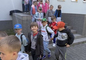 Dzieci z grupy Krasnale idą parami do autobusu.