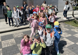 Zdjęcie grupowe dzieci z oddziału przedszkolnego przed budynkiem MDK-U w Rawie Mazowieckie.