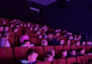 Dzieci z grupy Pszczółki i Biedronki oglądają przedstawienie teatralne.
