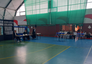 Obrońca opowiada o historii książki. Podkreśla jej rozwój i znaczenie jako źródła wiedzy przez tysiące lat.