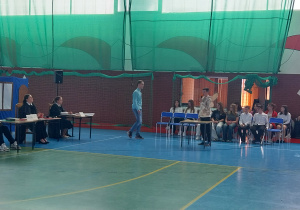 Świadek, Mól nr 1, mówi o tym, że książki powinny istnieć, aby mole miały co jeść. Do Mola nr 1 zbliża się ochroniarz.