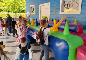 Uczniowie bawią się piłeczkami, które są unoszone przez powietrze pod ciśnieniem.