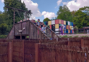 Uczniowie pokonują labirynt.
