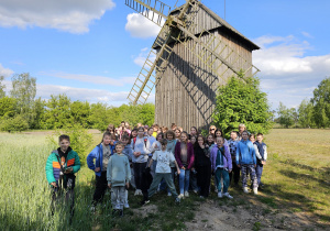 Grupowe zdjęcie uczniów na tle wiatraka,