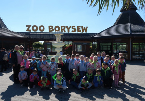 Zdjęcie grupowe przed ZOO w Borysewie.