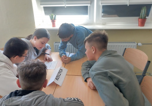 Grupa uczniów rozwiązuje test.