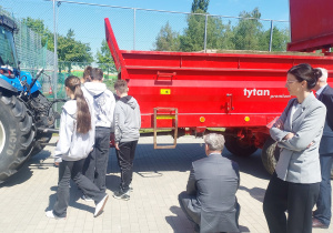 Uczniowie szukają usterek w maszynach rolniczych.