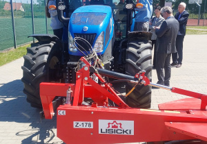 Uczniowie szukają usterek w maszynach rolniczych.