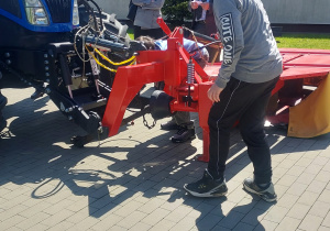 Uczniowie szukają usterek w maszynach rolniczych.