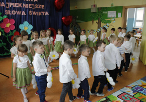 Dzieci z grupy Motylki tworzą koło podczas tańca.