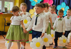 Chłopcy i dziewczynki podczas tańca idą w dwuszeregu.