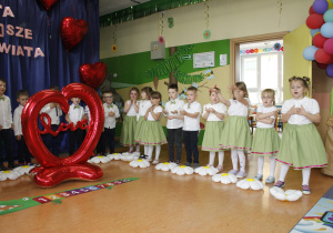 Występ dzieci z grupy Motylki z motywem balonu foliowego z napisem love.