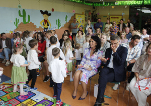 Zdjęcie publiczności podczas występu z okazji Dnia Mamy I Taty.