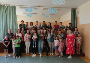 Grupa "Tygryski" wraz z mamami na zdjęciu grupowym.