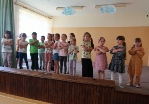 "Tygryski" prezentują program artystyczny.