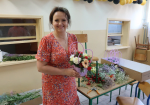 Florystka prezentuje flower box.