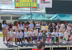 Pamiątkowe zdjęcie z festynu grupy Pszczółki z zastępcą wójta, dyrektorem i wychowawcą.