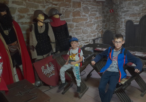 Uczniowie w sali rycerskiej.