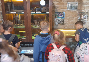 Uczniowie oglądają znaleziska archeologiczne z okresu II wojny światowej.