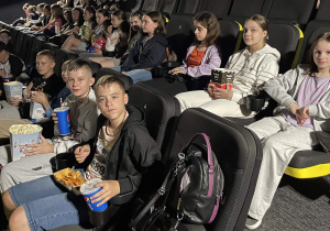 Grupa uczniów w kinie Helios przed projekcją filmu.