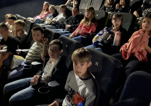 Uczniowie przed rozpoczęciem projekcji filmu Karate Kid: Legendy”.