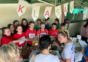 Jury podczas degustacji potraw przygotowanych przez klasę 5.