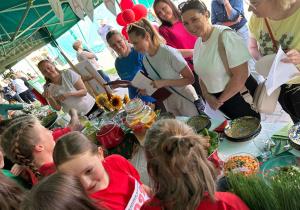 Komisja przy stole z potrawami przygotowanymi przez klasę 5.