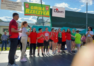 Scena i grupa uczniów z klasy 5 wspólnie z p. Wójtem Gminy Rzeczyca, p. zastępcą Wójta oraz p. Dyrektor Szkoły podczas ogłaszania wyników konkursu.