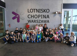 Uczniowie wraz z wychowawcami na tarasie widokowym Warszawskiego Lotniska Chopina.