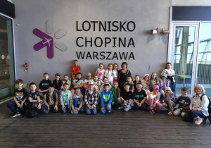Uczniowie wraz z wychowawcami na tarasie widokowym Warszawskiego Lotniska Chopina.