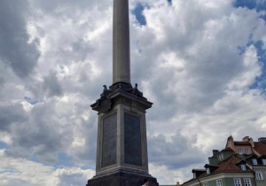 Dzieci pod Kolumną Zygmunta III Wazy na Starym Mieście.